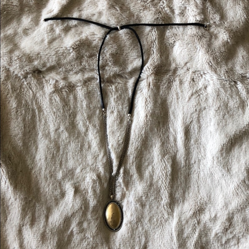 Pendant necklace with leather